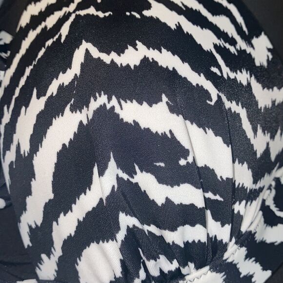 ✨ Victoria's Secret zebra print bikini top✨ - Picture 6 of 6